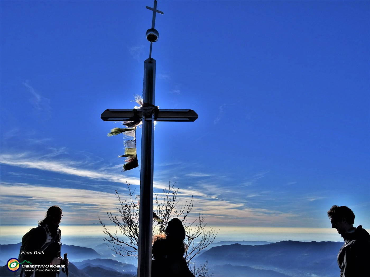 05 Alla croce di vetta del Monte Ocone (1351 m).JPG